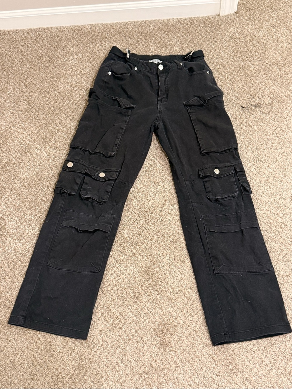 Women’s Black Straight-Leg Cargo Pants with Utility Pockets
